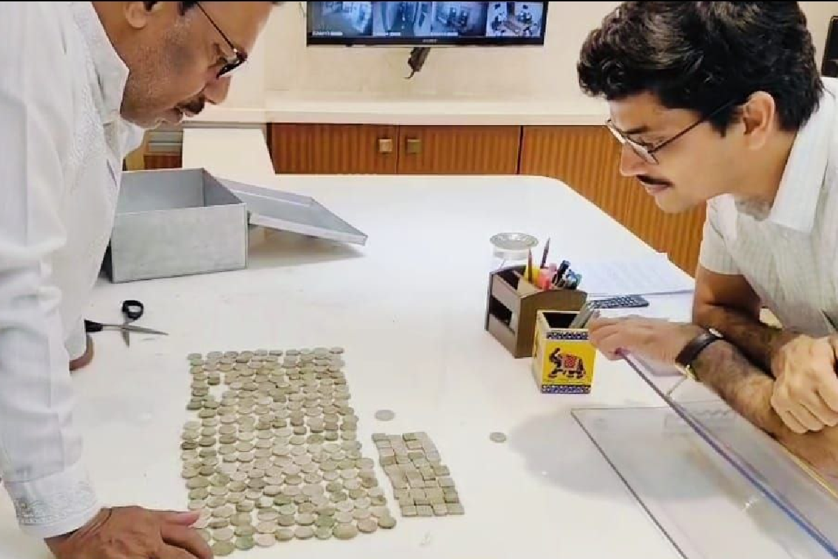 तालाब खुदाई के दौरान हाथ लगा ‘खजाना’, मटके से निकले 260 सिक्के!