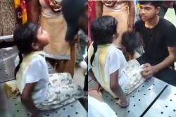 नोएडा के पार्क में मासूम की चीखें सुनकर दौड़ पड़े लोग, 5 घंटे तक बेंच में फंसी
रही मासूम की उंगलियां - image