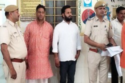 भरतपुर के बिहारी जी मंदिर में फूहड़ गानों पर अश्लील डांस, अब पूर्व पुजारी और
उसका भाई गिरफ्तार - image