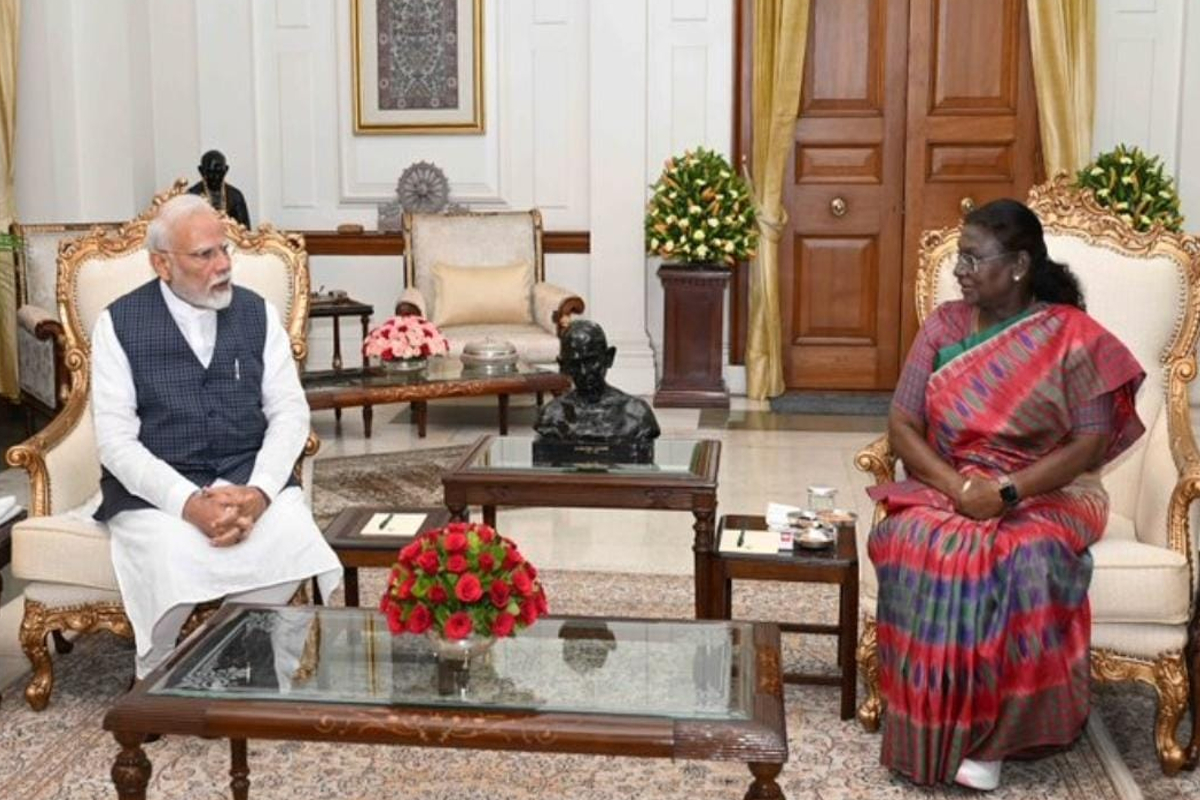 Operation Sindoor: राष्ट्रपति मुर्मू से मिले पीएम मोदी, बताया- आतंकियों के कैसे
मिट्टी में मिलाया - image