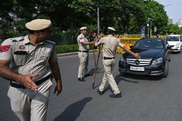 Delhi High Alert: पाकिस्तान के खिलाफ 'ऑपरेशन सिंदूर' के बाद दिल्ली में हाई अलर्ट, एयरपोर्ट ने जारी की एडवाइजरी