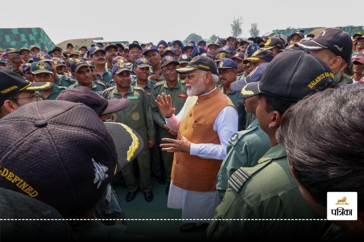 Adampur Airbase पहुंचे PM मोदी, सैनिकों का हौसला बढ़ाया, कहा- भारत हमारे सशस्त्र
बलों के प्रति सदैव कृतज्ञ - image