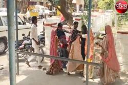 Watch Video : कलक्ट्रेट में महिलाओं के बीच तनातनी : एक-दूसरे के बाल खींचकर बरसाए
जूते, लोगों ने छुड़वाया - image