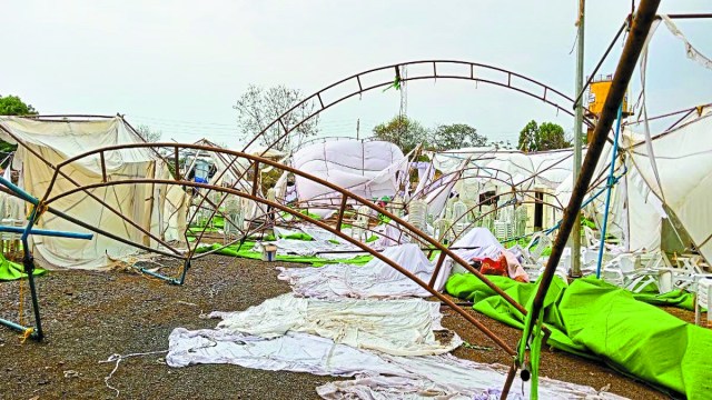 तेज अंधड़ और हल्की बारिश ने ऐसी तबाही मचाई कि 3 एकड़ क्षेत्रफल में बाजार चौक के पास बनाया गया पंडाल और स्टेज उड़ गया। 
