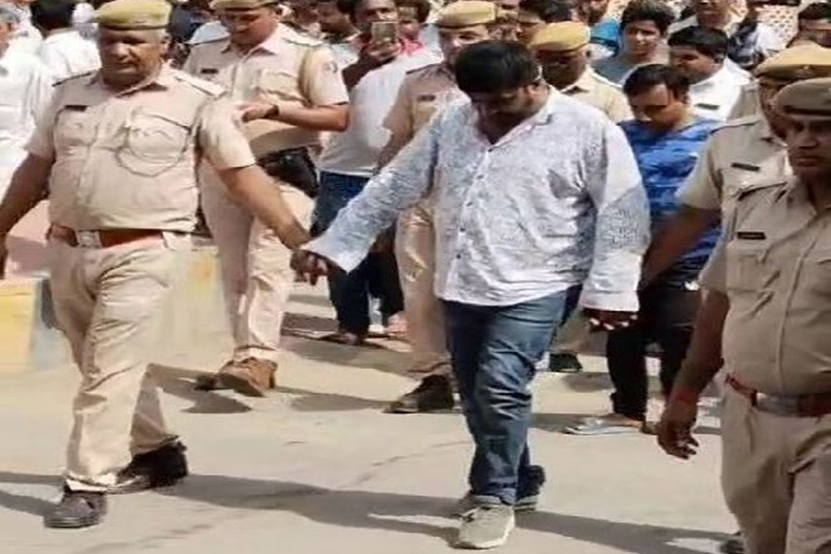 Rajasthan: JCB से उल्टा लटकाकर पीटने वाले हिस्ट्रीशीटर की पुलिस ने निकाली परेड,
लोगों की भीड़ हुई जमा