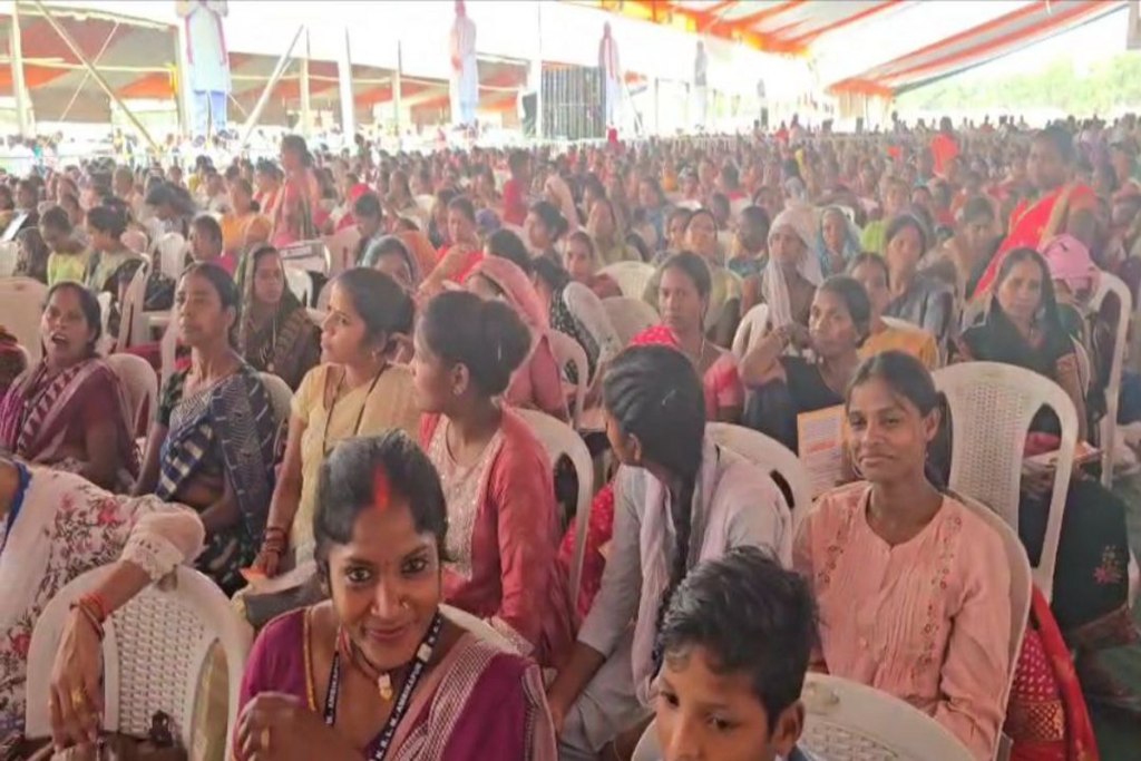 Union Minister Shivraj Singh Chauhan: केंद्रीय मंत्री शिवराज सिंह चौहान पहुंचे अंबिकापुर, हाथ जोडक़र किया जनता का अभिवादन- देखें Video