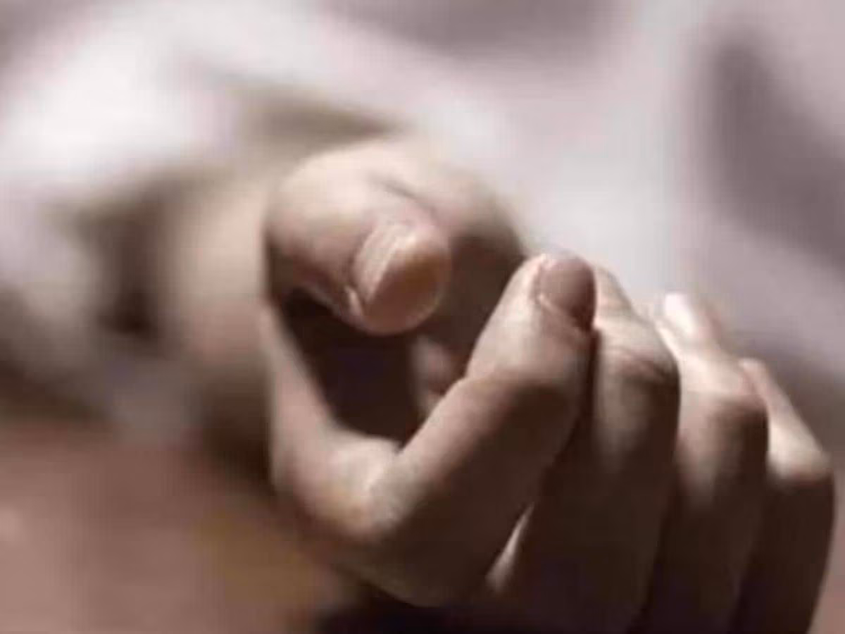 बदमाशों की कार बिजली के पोल से टकराई और नहर में गिरी… बचाने गया सिपाही करंट की
चपेट में आया, मौत - image