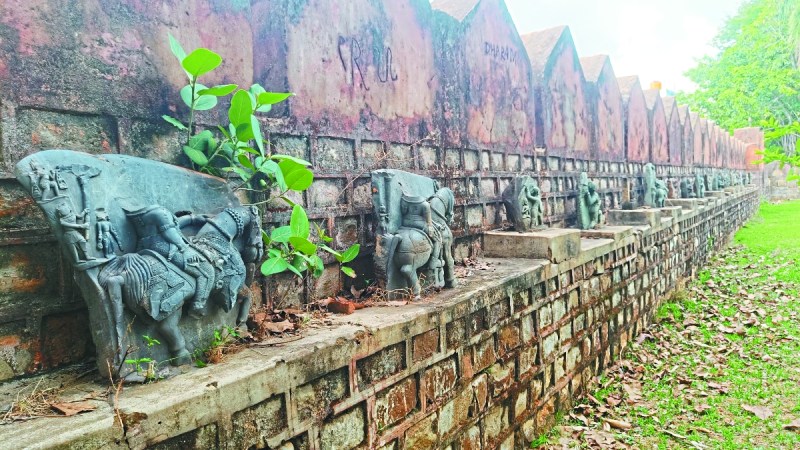 प्रदेश का पहला खुला संग्रहालय 1992 में बालोद के बूढ़ातालाब में बनाया गया। यहां 98 प्राचीन प्रतिमाएं रखी गई हैं, जो 12वीं से 16वीं शताब्दी के मध्य की है। जिले के लोग सहित जिला प्रशासन भी इस संग्रहालय से अनजान है। तभी ऐतिहासिक संग्रहालय सिर्फ चारदीवारी के अंदर कैद है।