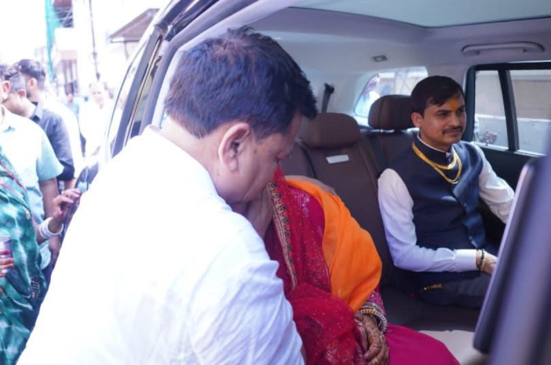 Minister Pradyuman Singh Tomar cries at daughter Kirti's wedding