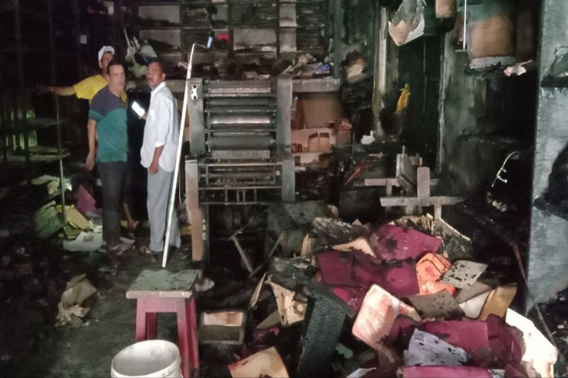 Fire in printing press: प्रिंटिंग प्रेस दुकान में लगी भीषण आग, जल गईं कई महंगी मशीनें, मची अफरा-तफरी
