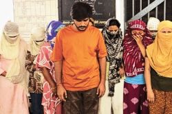 चलती गाड़ी और मकानों में चल रहा था देह व्यापार, बोग्स ग्राहक बनकर पहुंची पुलिस
टीम तो मचा हड़कंप, इस हाल मे मिला युवक और 8 युवतियां - image