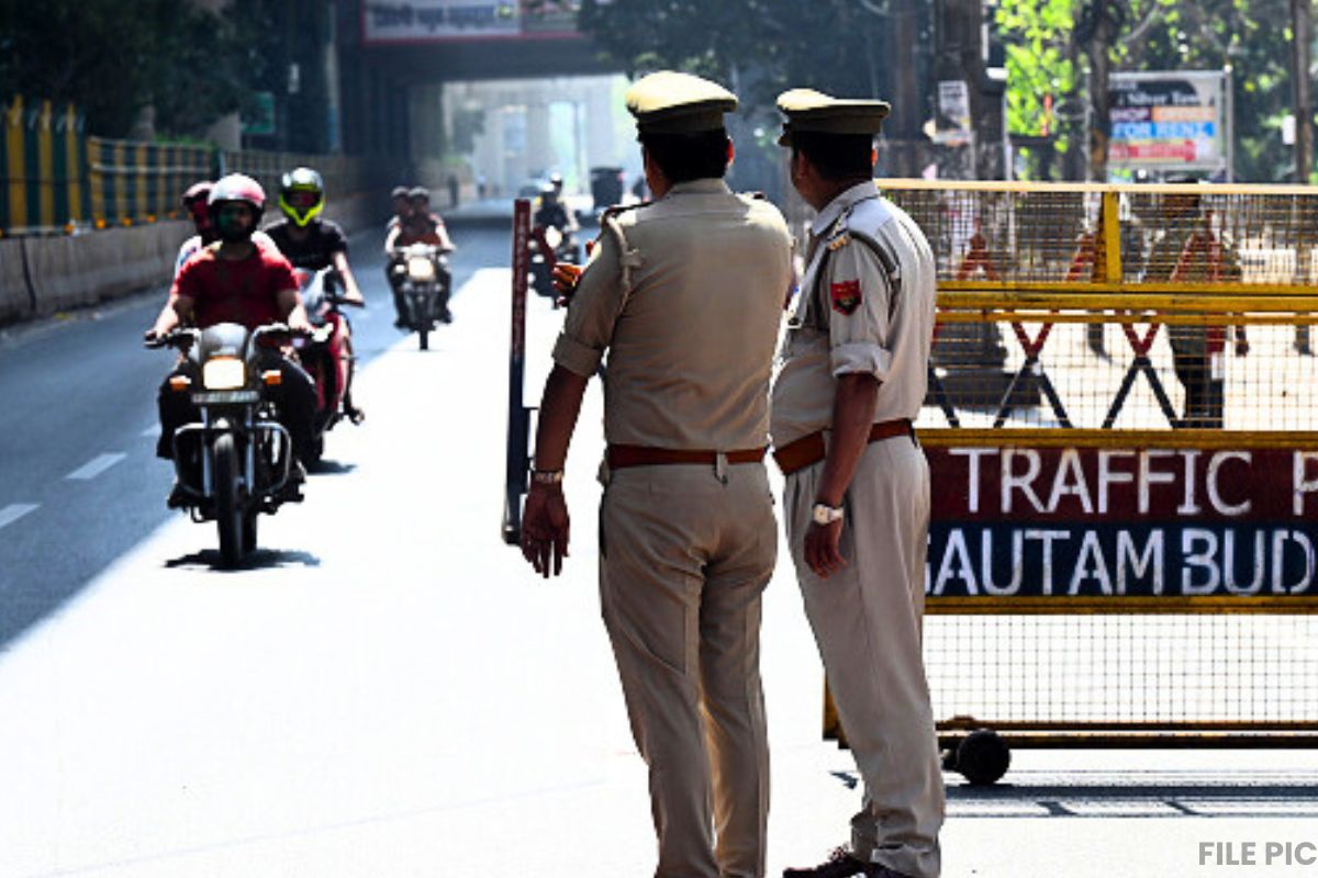 पुलिस की चेकिंग देख घबराया बेटा, यू टर्न लेते ही कार ने उड़ाया, मची चीख पुकार