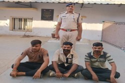 गेटमैन से अभद्र व्यवहार करने के आरोप में तीन युवक गिरफ्तार - image