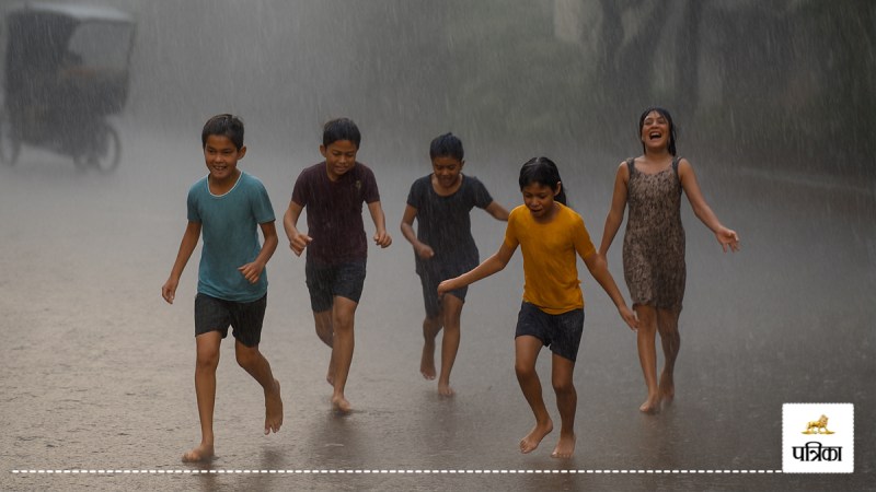 Rain with strong winds changed mood of weather in Moradabad