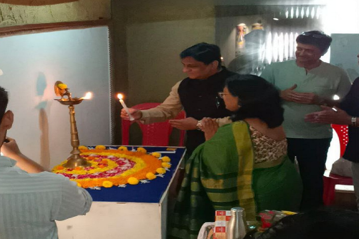 Raipur: अभिव्यक्ति में कलाकारों ने कैनवास पर उकेरी भावनाएं