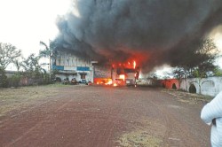 Fire in Bag Factory: थैला बनाने वाली फैक्ट्री में लगी भीषण आग, सब कुछ जलकर हुआ
खाक, मची अफरातफरी - image