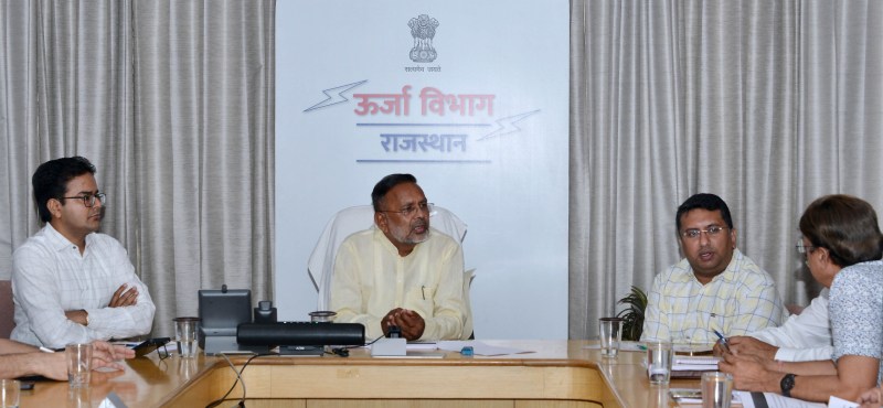 ऊर्जा राज्यमंत्री (स्वतंत्र प्रभार) हीरालाल नागर विद्युत भवन में ऊर्जा विभाग की समीक्षा बैठक लेते हुए। फोटो-पत्रिका।