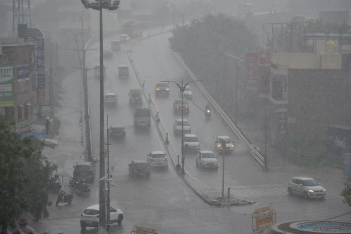 Rajasthan Weather: राजस्थान के 10 जिलों के लिए अभी-अभी नया अलर्ट, तूफानी हवा के
साथ बारिश के लिए रहें तैयार