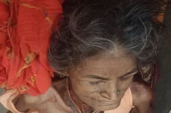एक झोपड़ी में सिसकती ज़िंदगी : जब कोई अपना भी सहारा न बन सका, तब एक अजनबी ने
बढ़ाया इंसानियत का हाथ - image
