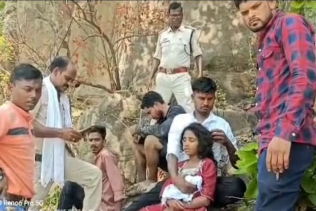 Girl fell in ditch: बंदरों के हमले से घबराकर रामगढ़ पहाड़ से 200 फीट खाई में गिरी 12 वर्षीय बालिका, रेस्क्यू कर बचाई गई जान
