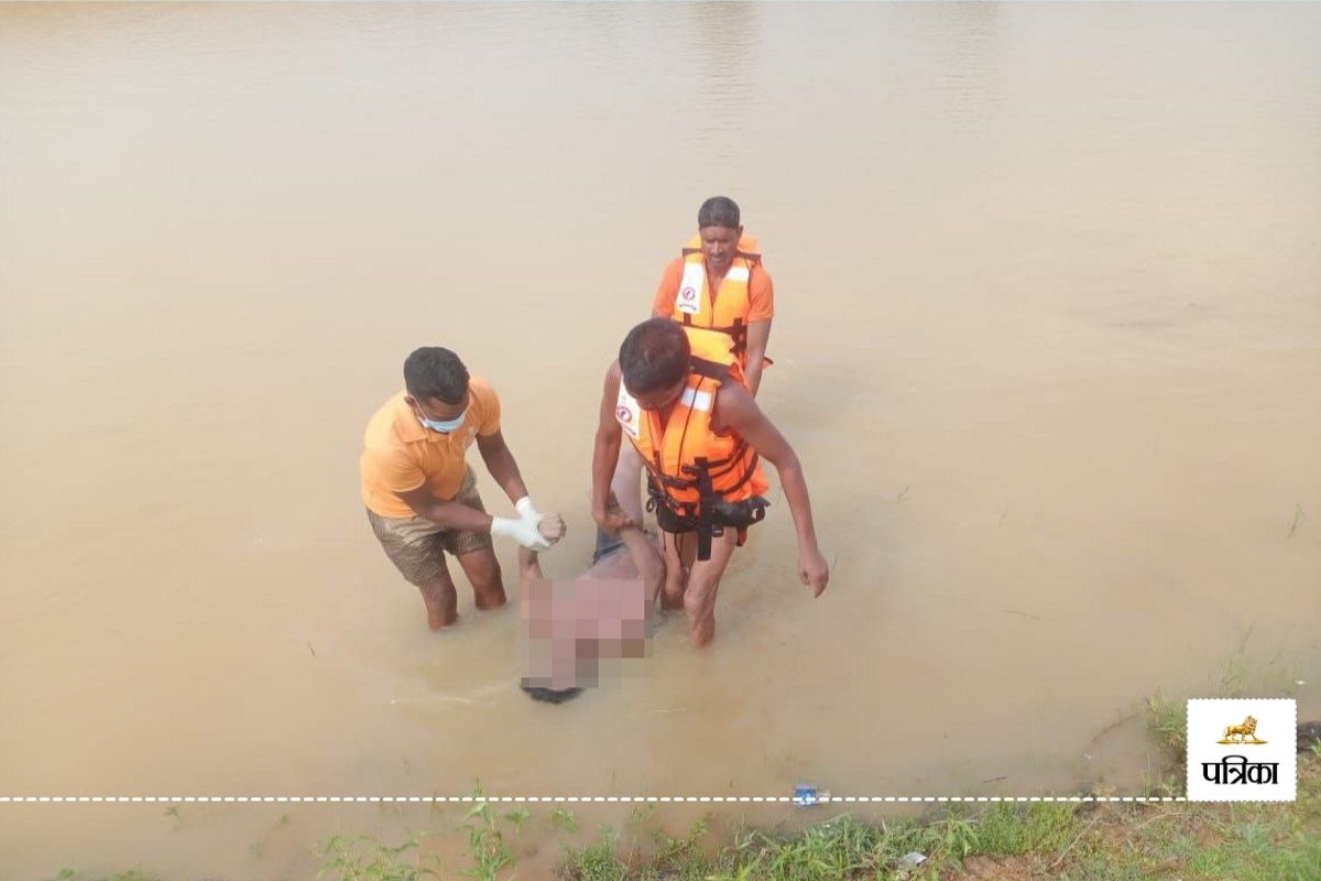 Big incident: एनीकट में डूबे दोनों किशोरों का शव बरामद, परिजनों का रो-रोकर बुरा
हाल, दूसरा शव ढूंढने में करनी पड़ी मशक्कत