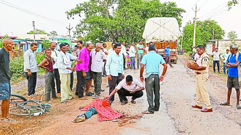 ग्राम देवीनवागांव में सुंदरा से लाटाबोड़ को जाने वाले मार्ग पर शनिवार को करीब 4.30 बजे एक सड़क हादसे में देवी नवागांव के ही रहने वाले दामोदर पटेल उम्र करीब 70 वर्ष की मौके पर मौत हो गई।