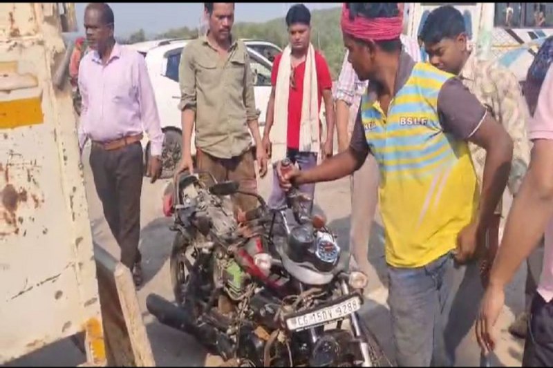 Road accident: Video: तेज रफ्तार कार की टक्कर से पति-पत्नी व बच्चे की मौत, मासूम का इलाज कराने जा रहे थे अंबिकापुर