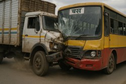 तेलंगाना में ट्रक और बस की जबरदस्त भिड़ंत, चार की मौत 17 लोग घायल - image