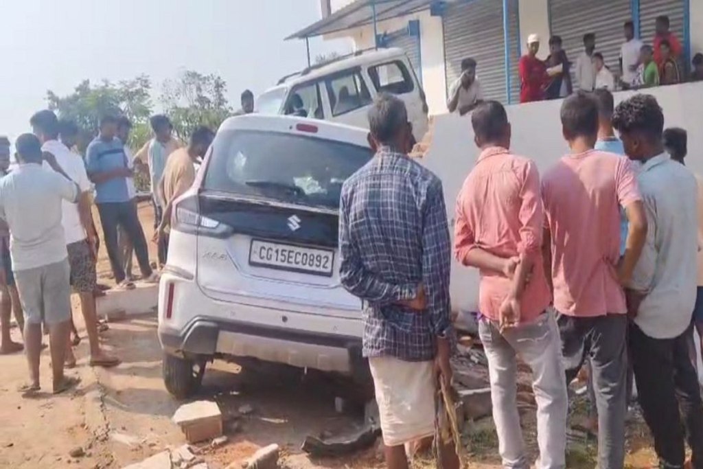 Road accident: Video: तेज रफ्तार कार की टक्कर से पति-पत्नी व बच्चे की मौत, मासूम का इलाज कराने जा रहे थे अंबिकापुर