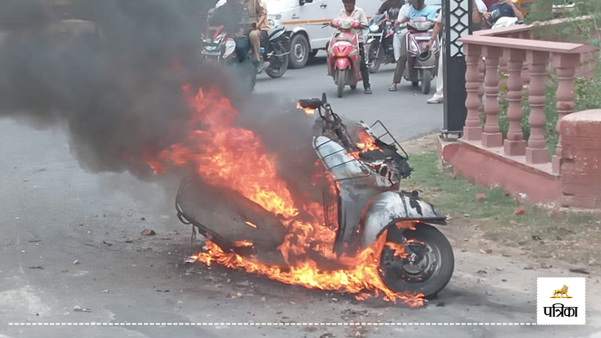 Running scooter caught fire in Moradabad