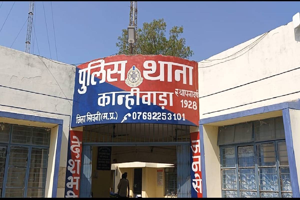 बेटी को मार रहे लड़के को पकड़ने दौड़े माता-पिता तो उड़ा दी मधुमक्खियां..
