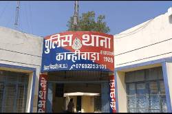 बेटी को मार रहे लड़के को पकड़ने दौड़े माता-पिता तो उड़ा दी मधुमक्खियां.. - image