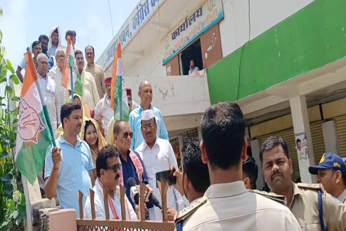 कार्यालय में ही कैद रह गए कांग्रेसी, गेट पर खड़ी थी भारी पुलिस..