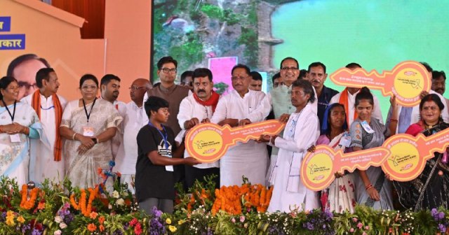 Union minister Shivraj Singh Chauhan: केंद्रीय मंत्री शिवराज बोले- पूर्व कांग्रेस सरकार ने रोका गरीबों का PM आवास तो मिली हार, फूलो के धोए पैर तो हो गईं भावुक