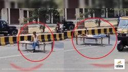 UP News: यूपी में दिखा हैरान करने वाला नजारा, बीच सड़क चारपाई डालकर लेट गया
युवक, बाल-बाल बचा - image