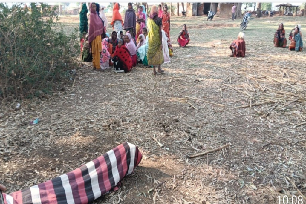 Naxalites murdered munshi: छत्तीसगढ़-झारखंड बॉर्डर पर नक्सलियों का तांडव, मुंशी को मारी 3 गोली, जेसीबी व ग्रेडर मशीन में लगाई आग