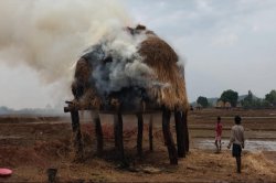 Sky lightning: बारिश से बचने मचान के नीचे खड़ी थी महिला, आसमानी आफत गिरने से हुई
मौत, जिंदा करने गोबर में लपेटा, लेकिन… - image
