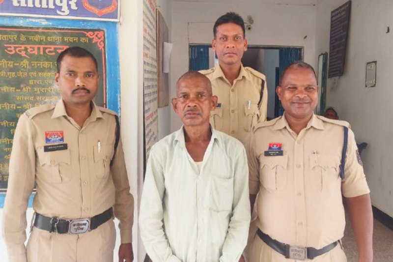 Murder case: बेटा रॉड से कर रहा था मारपीट तो पिता ने लुंगी से गला घोंटकर मार डाला, फिर शव को घसीटकर खाट पर लिटाया