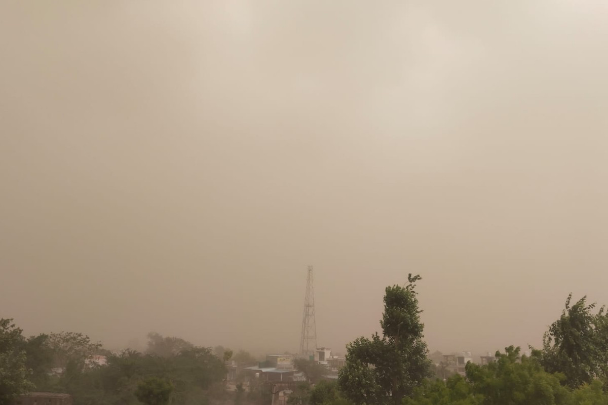 Weather: राजस्थान में तेज आंधी-बारिश का कहर, उड़ गए टीन-टप्पर, मकान की पट्टियां
गिरीं, मासूम गंभीर घायल