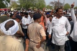 झुंझुनूं में दुबई से लौटे युवक की पीट-पीटकर हत्या, प्रदर्शन के दौरान पूर्व
मंत्री की पकड़ी गिरेबान; लाठीचार्ज - image
