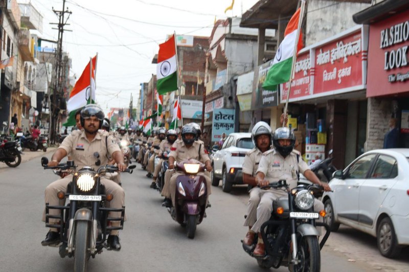 Tiranga Yatra: ऑपरेशन सिंदूर के बाद भारतीय सेना के सम्मान में सरगुजा पुलिस ने निकाली तिरंगा यात्रा