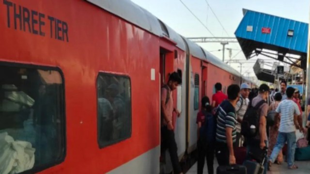 ट्रेनों में यात्रियों की बढ़ती भीड़ से सीट मिलना मुश्किल, पत्रिका फोटो