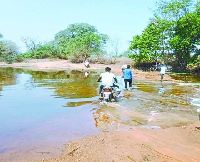 पैरी एनीकट से ग्रामीणों ने पानी की मांग की। सिंचाई विभाग ने एक सप्ताह पहले ही तांदुला जलाशय से 100 क्यूसेक पानी छोड़ा है। जिससे नेवारीकला में बनाई गई अस्थाई पुलिया ही बह गई। 