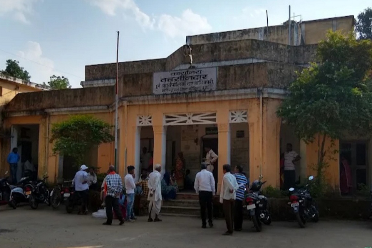 Action against Tehsildar: बिना NOC जमीनों की रजिस्ट्री, हटाए गए तहसीलदार,
कलेक्टर बोले- इसके सीआर में लिखें ये बातें