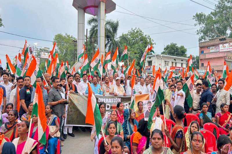 Tiranga Sindoor Yatra: शहर में निकली भव्य तिरंगा व सिंदूर यात्रा, महिलाओं ने हाथ में ले रखी थी सिंदूर की थालियां