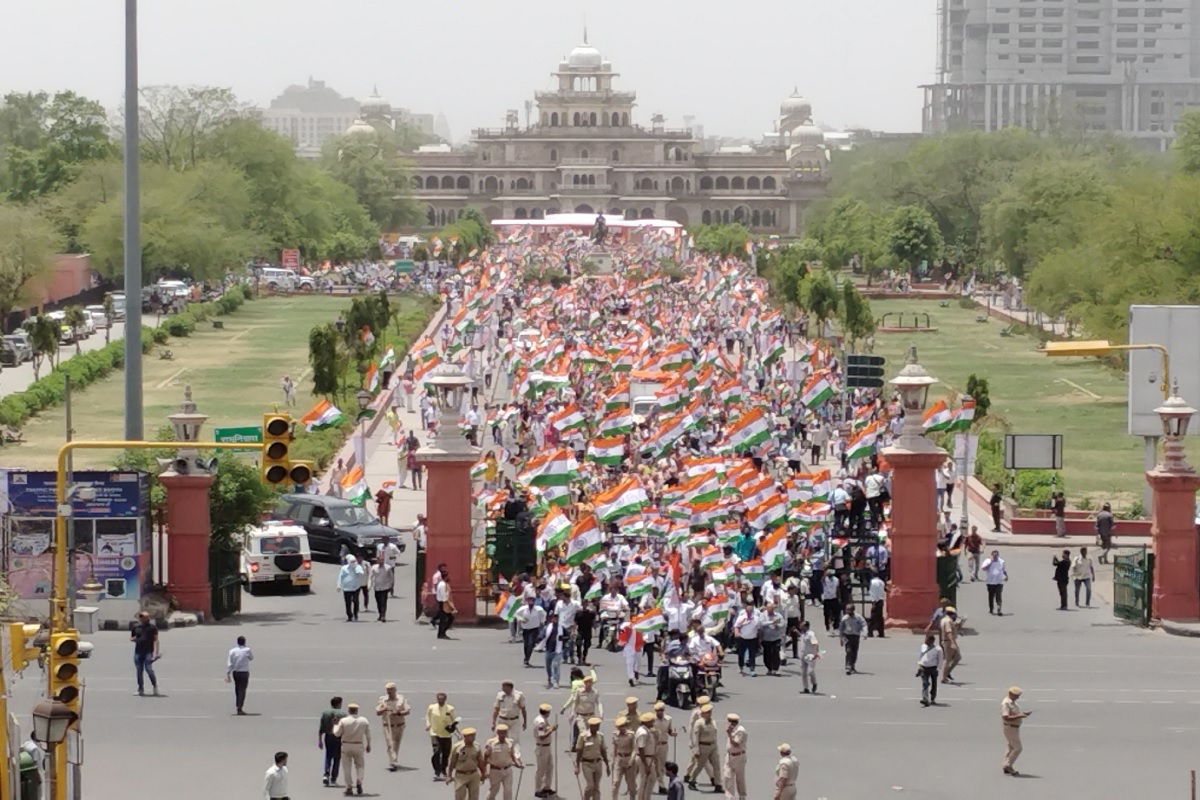 Tiranga Yatra: जयपुर में निकली तिरंगा यात्रा, भारतीय सेना की वीरता को जनता ने
किया सलाम