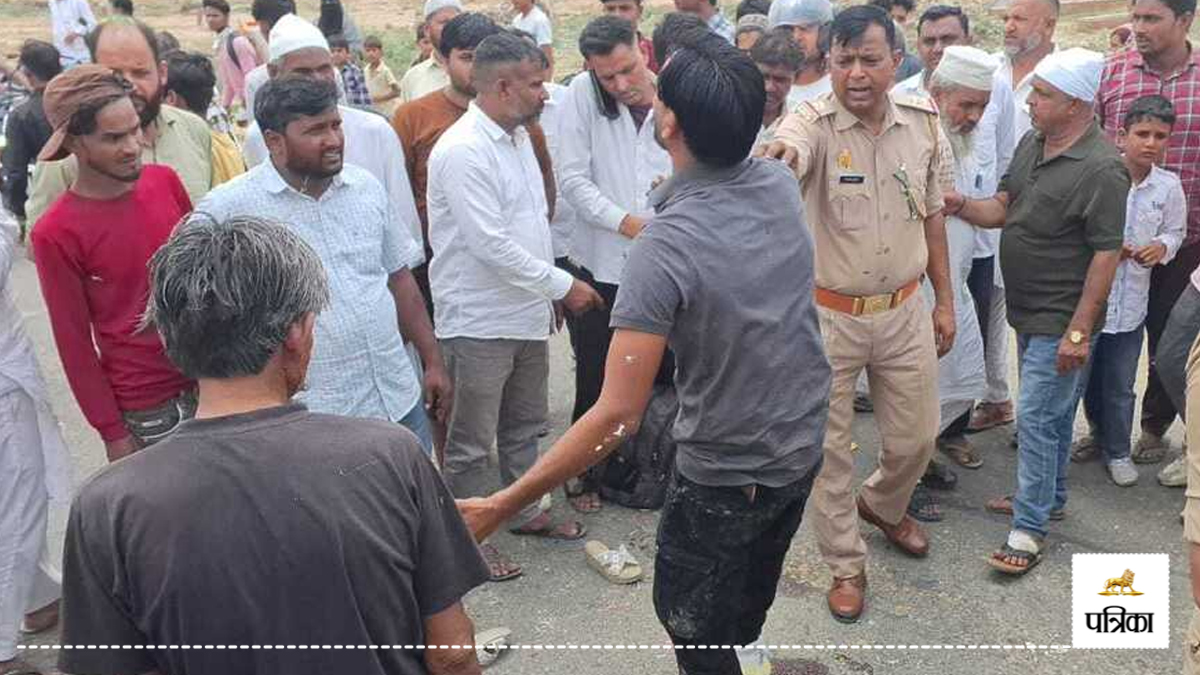 मुरादाबाद में दर्दनाक सड़क हादसा, तेज रफ्तार डंपर ने बाइक सवार परिवार को मारी
टक्कर, मां-बेटे की मौत