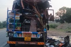 Road accident: Video: एनएच पर खड़े ट्रक से जा भिड़ा तेज रफ्तार ट्रक, 1 की मौत, 4
घायल - image