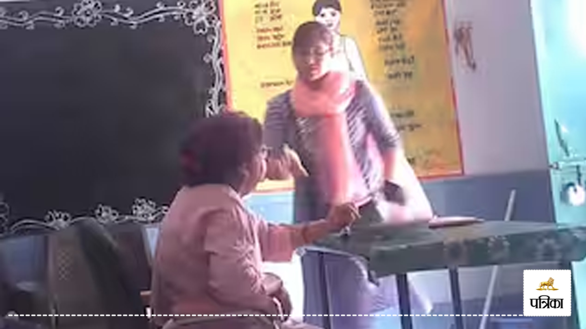 UP News: यूपी का स्कूल बना जंग का अखाड़ा, प्रिंसिपल और टीचर के बीच जमकर हुई
मारपीट