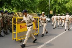 दिल्ली के उद्योग भवन को बम से उड़ाने की धमकी, सुरक्षा एजेंसियों में खलबली, कहां
से आया ईमेल? - image